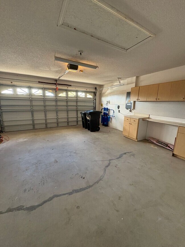 Building Photo - Beautiful 3Bed/2Bath with 2-Car Garage on a Cul-de-Sac