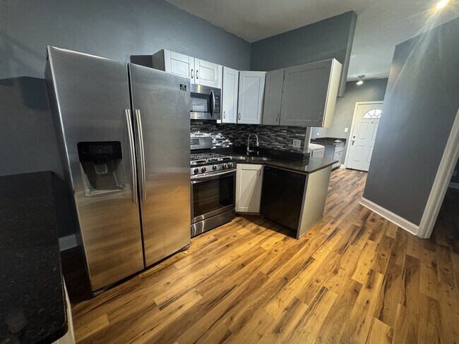 Building Photo - 2062 N Damen Ave