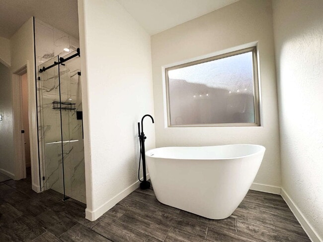 Building Photo - "Spacious 4-Bedroom, 2-Bathroom Home in Yu...