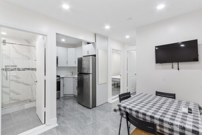 Building Photo - 347 E 4th St