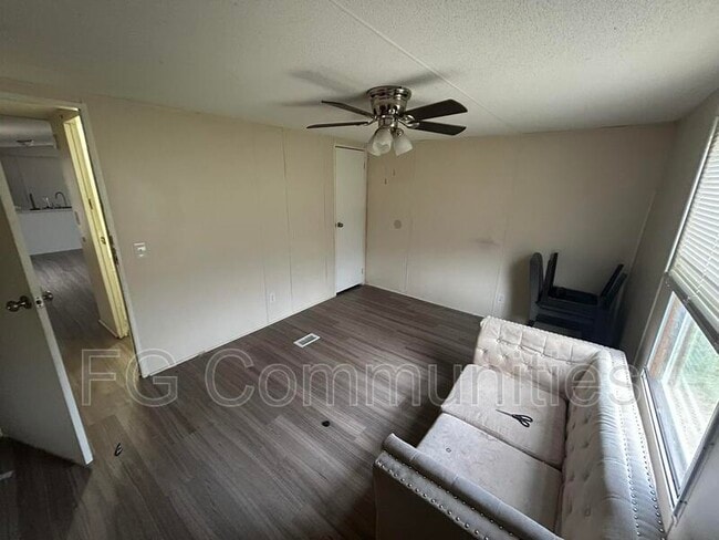 Building Photo - 1803 Breezewood Dr