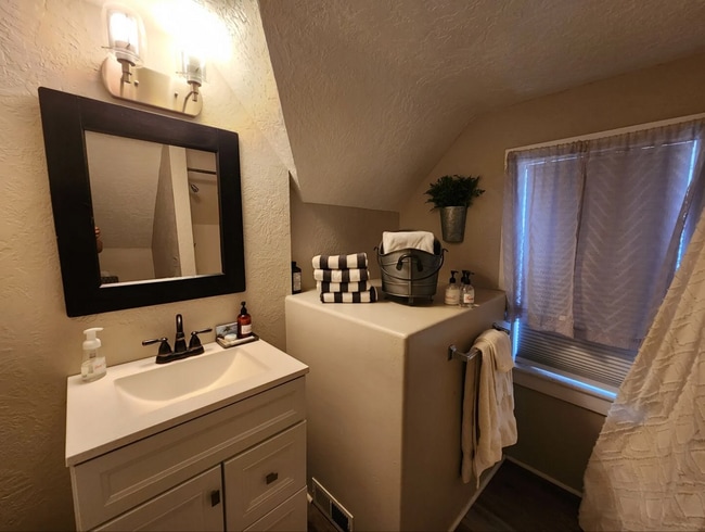 Building Photo - Furnished Studio - Utilities/Internet Incl...