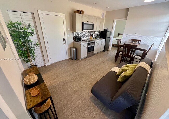 Building Photo - 2932 NW 16th Ave