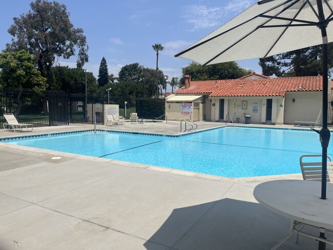 Building Photo - 2+bd/1ba Single Story Duplex Minutes Drive...