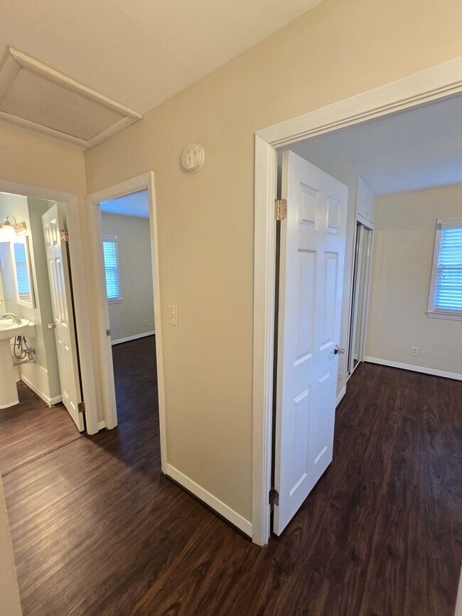 Building Photo - Newly remodeled 3 bed/1 bath home with a 1...