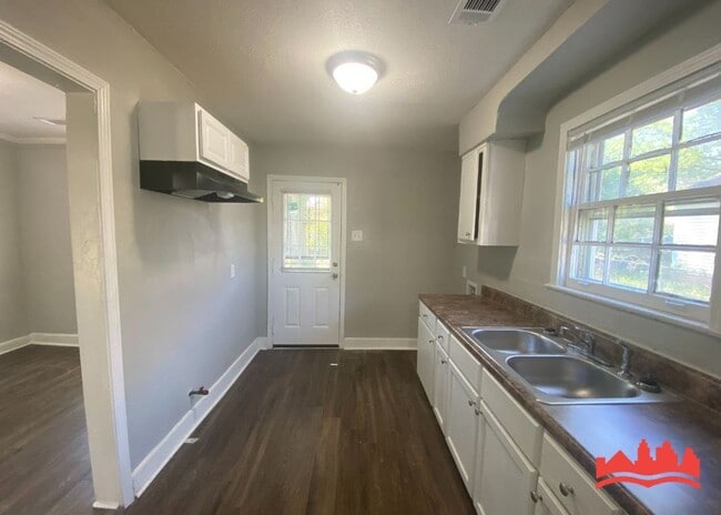 Building Photo - 2302 Alameda Ave