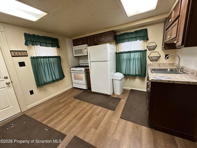 Building Photo - 546 Main St