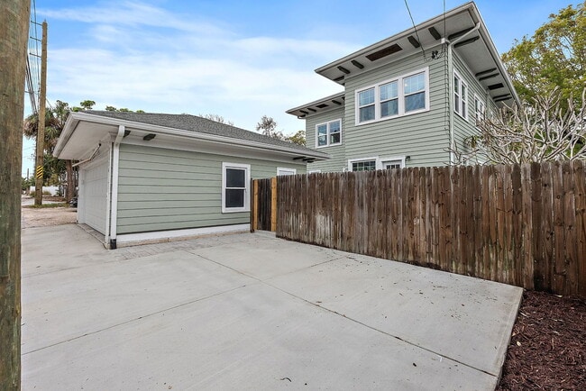 Building Photo - 134 22nd Ave N