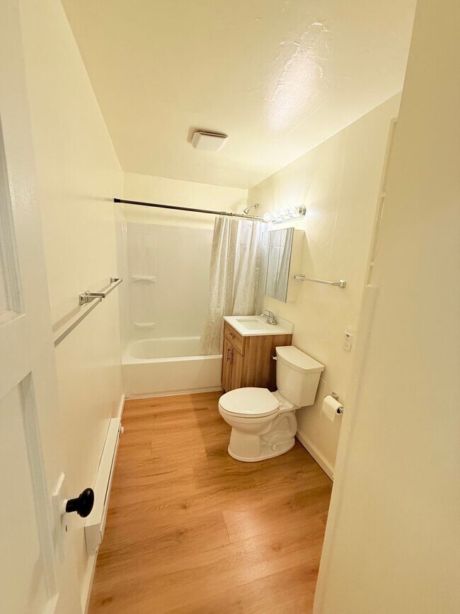 Building Photo - Duplex unit close to Olympic College.