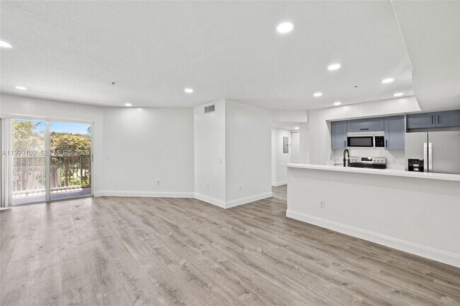 Building Photo - 470 S Park Rd