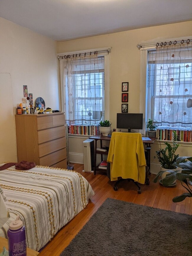 Building Photo - Amazing 3 bed in Coolidge Corner...