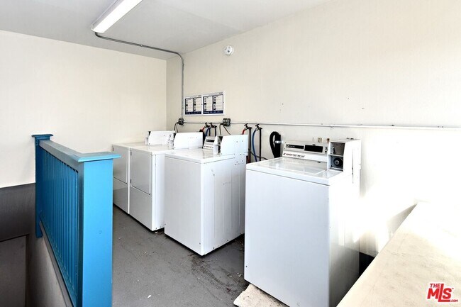 Building Photo - 26 Breeze Ave