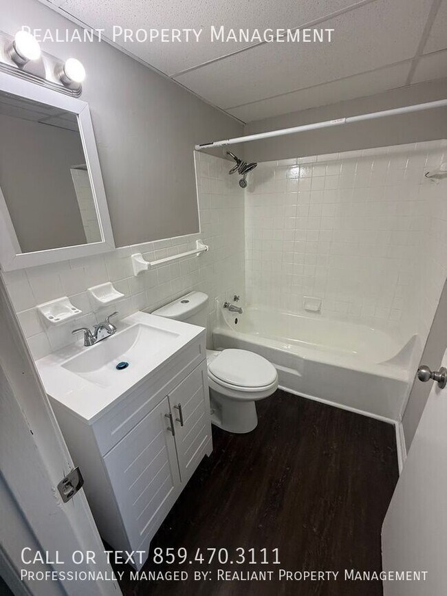 Building Photo - 208 Lakeshore Dr