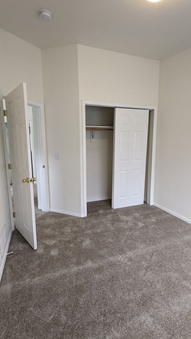 Building Photo - 3 BED/2.5 BATH TOWNHOME IN UNIVERSITY VILL...