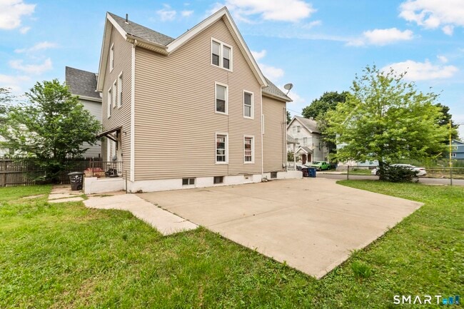 Building Photo - 354 Poplar St