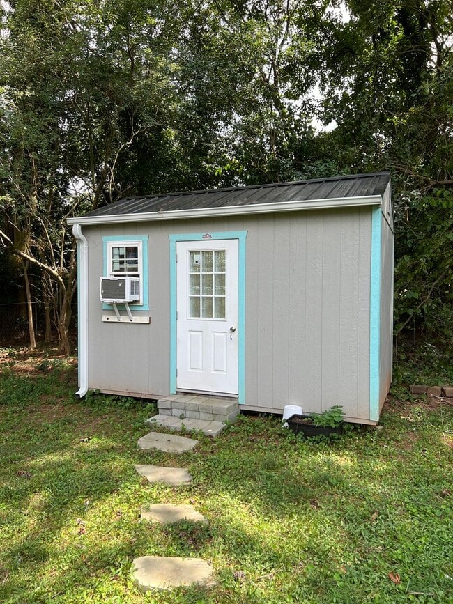 Building Photo - Awesome Green Acres Home!