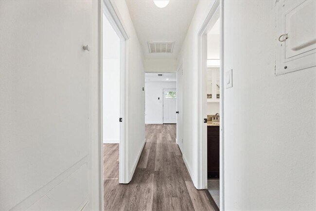 Building Photo - 300 Tilbury Ln