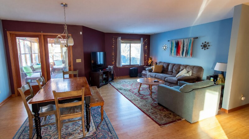 Building Photo - 873 Iowa Ave W