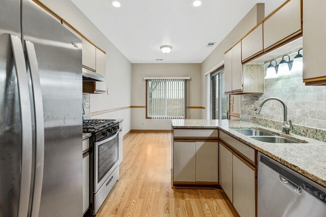 Building Photo - 1665 Commodore Ct