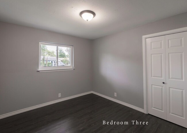 Building Photo - Beautifully remodeled 4 bedroom!