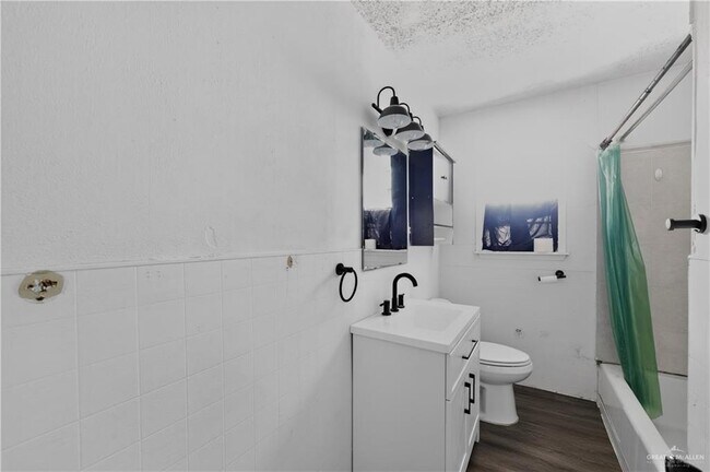 Building Photo - 20 Quince Ave