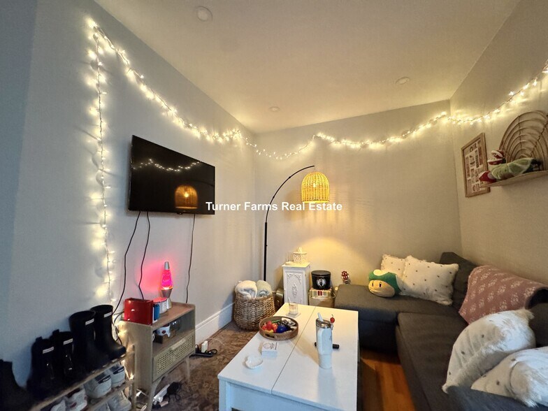 Building Photo - 91 Hudson St