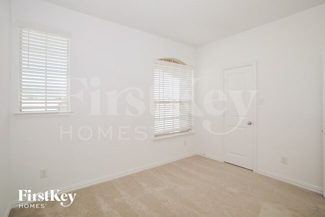 Building Photo - 901 High Noon Dr