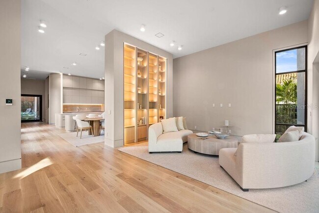 Building Photo - 1742 Temple Dr