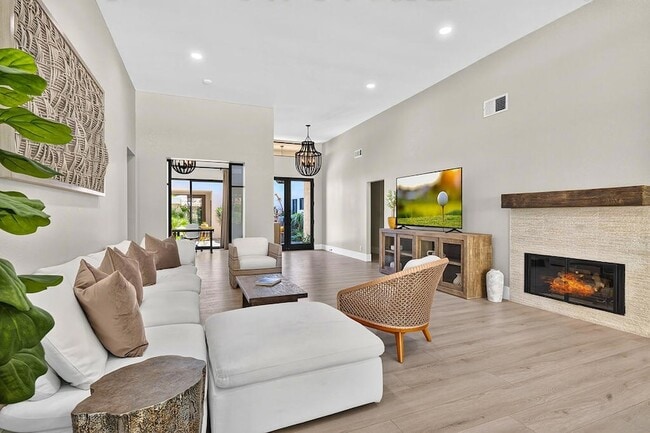 Building Photo - 77765 Cottonwood Cove
