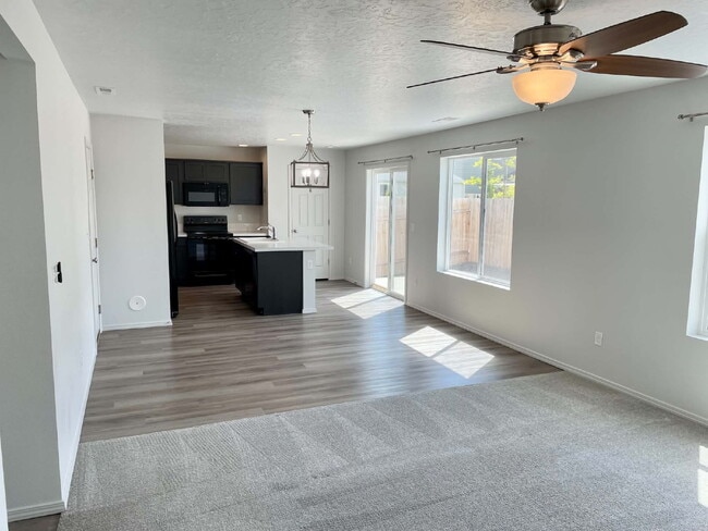 Building Photo - "Charming 3-Bed Oasis on East Drouillard Street with 2.5 Baths and 1470 Sq Ft in Nampa!"