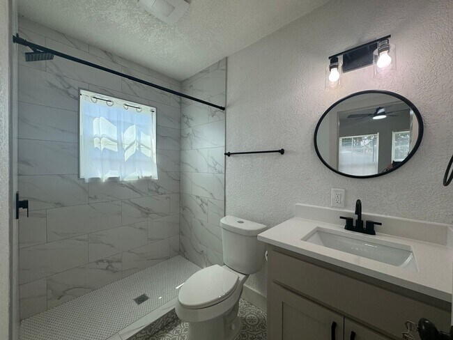 Building Photo - Gorgeous fully updated 1 Bedroom Duplex