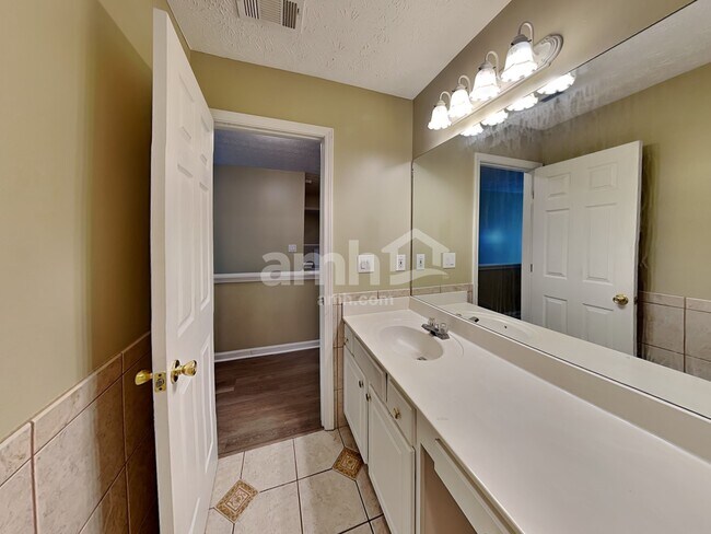 Building Photo - 875 Clairidge Ln