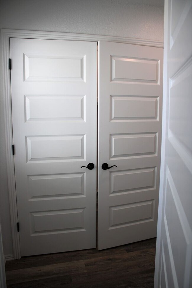 Building Photo - COX-NORTHRIDGE DR-1