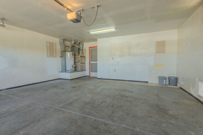 Building Photo - 3 Bedroom, 2 Bath