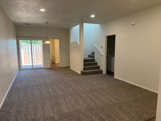 Building Photo - North Valley Townhouse