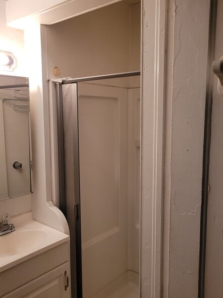 bathroom - 2763 Vineville Ave