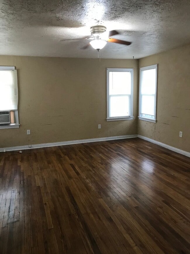 Building Photo - Cute and affordable 2/1 Large master WATER...