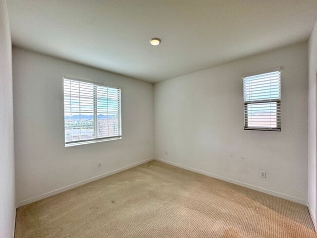 Building Photo - Spacious 4 Bedroom Home for Lease in Winch...