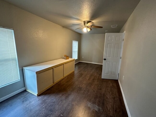 Building Photo - 2925 Tampico St