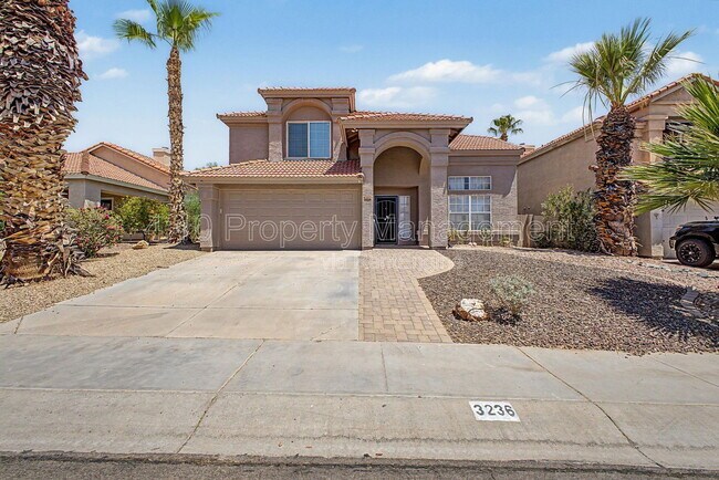 Building Photo - 3236 E Hiddenview Dr