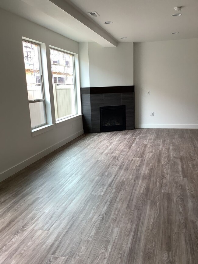 Building Photo - MOVE IN SPECIAL-$500 OFF FIRST MONTHS RENT...