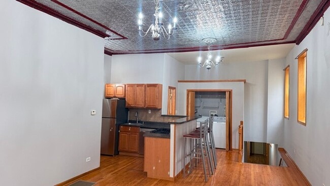 Building Photo - 1086 N Marshfield Ave