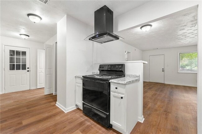 Building Photo - 5340 Lee Cir