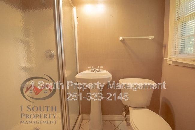 Building Photo - 5520 Vienna Ave