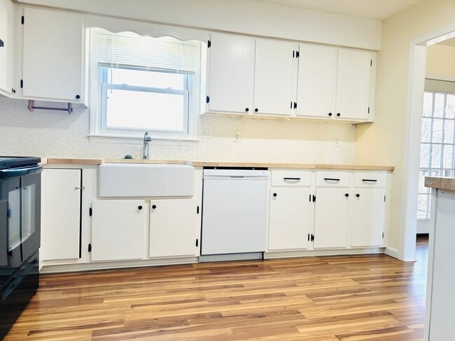 Building Photo - MOVE IN SPECIAL - 1/2 Off Move in Rent