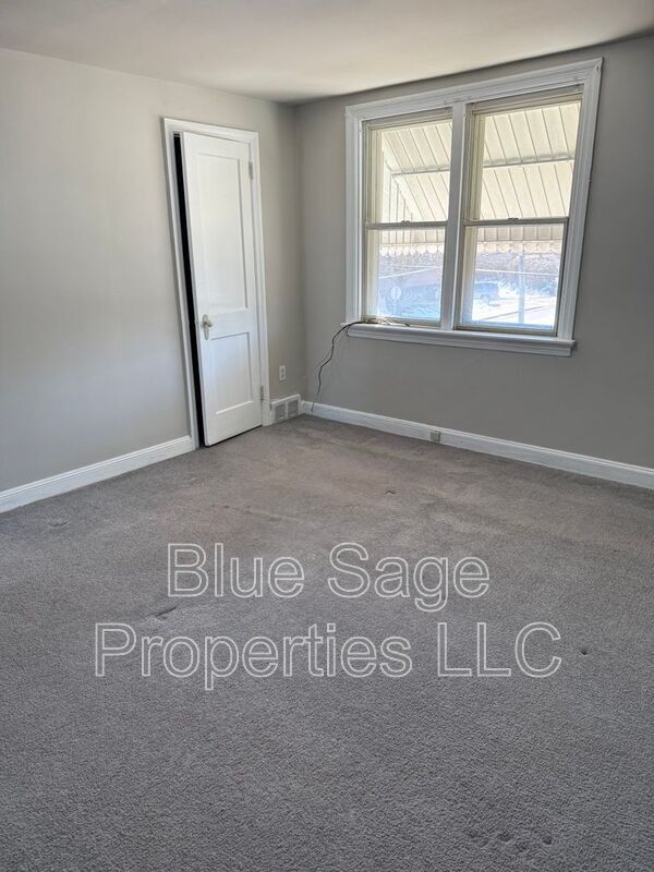 Building Photo - 319 S Church St