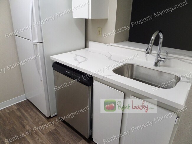 Building Photo - Cute & Updated 1-Bedroom Condo in Convenie...