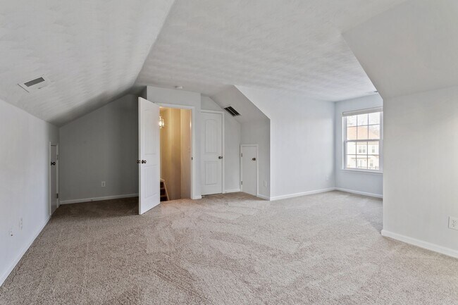 Building Photo - 60 Manilla Ln