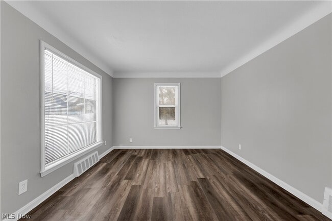 Building Photo - 876 E 209th St