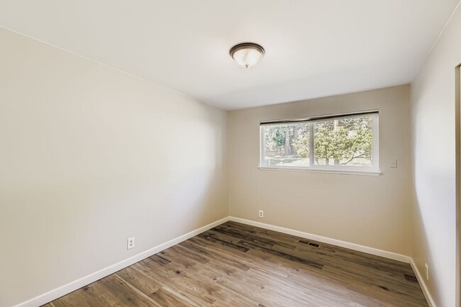 Building Photo - Fully-Remodeled 3 Bed 1 Bath Mountlake Ter...